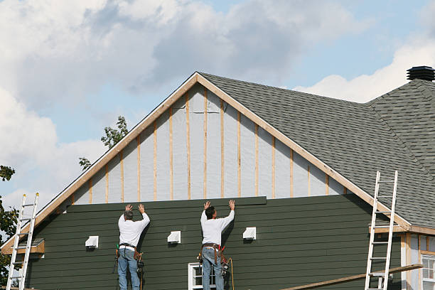 Professional Vinyl Siding technician working in West Hempstead, NY
